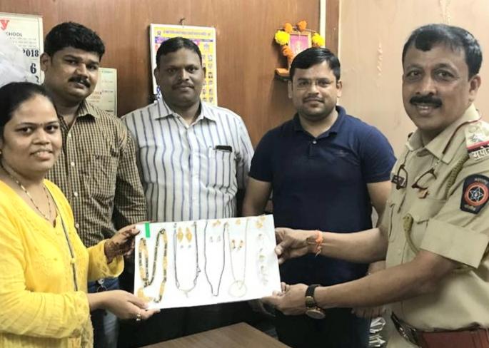 Commendable actions of the police; The 10 tola of gold jwellery bags left in the auto were found within 24 hours | पोलिसांची कौतुकास्पद कारवाई; रिक्षात राहिलेली 10 तोळे सोन्याच्या दागिन्यांची बॅग 24 तासात सापडली Commendable actions of the police; The 10 tola of gold jwellery bags left in the auto were found within 24 hours | पोलिसांची कौतुकास्पद कारवाई; रिक्षात राहिलेली 10 तोळे सोन्याच्या दागिन्यांची बॅग 24 तासात सापडली