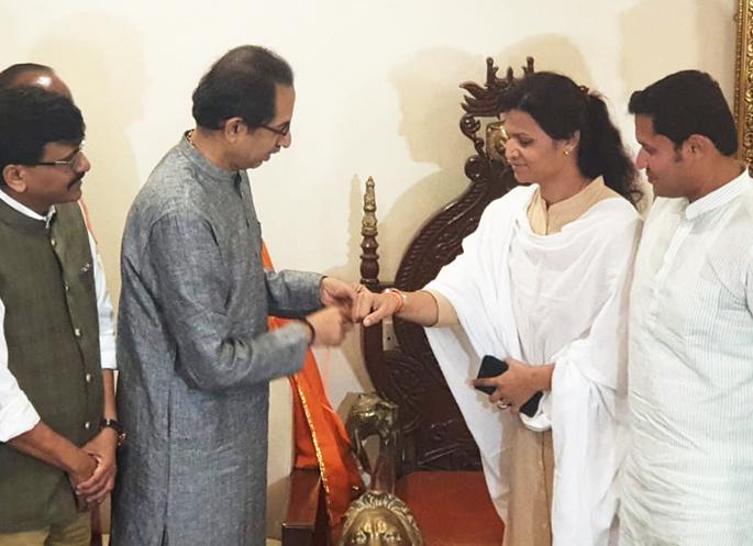 Rashmi Bagal in Shivbandhan; Uddhav Thackeray handed over the saffron flag | रश्मी बागल शिवबंधनात; उध्दव ठाकरेंनी हाती दिला भगवा झेंडा Rashmi Bagal in Shivbandhan; Uddhav Thackeray handed over the saffron flag | रश्मी बागल शिवबंधनात; उध्दव ठाकरेंनी हाती दिला भगवा झेंडा