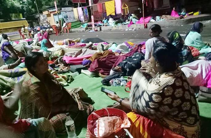 Hopeful workers get their night out on a wet mat with no rain | पावसाची तमा न बाळगता ओल्या चटईवरच आशा कर्मचाºयांची रात्र उजाडली Hopeful workers get their night out on a wet mat with no rain | पावसाची तमा न बाळगता ओल्या चटईवरच आशा कर्मचाºयांची रात्र उजाडली
