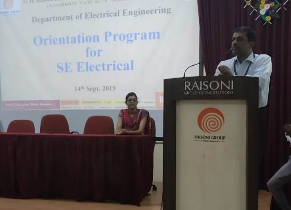 Electrical engineers have a better and brighter future in the future | विद्युत अभियंत्यांना भविष्यात उत्तम व उज्वल संधी