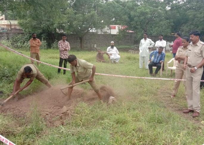 Accused of murdering Bagwan, who died at Mandrup | तब्बल दीड वर्षांनी उकरला मौलांचा मृतदेह !