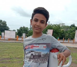 The boy, who slipped on while take selfie, was carried into the river | सेल्फीच्या नादात पाय घसरून पडलेला मुलगा नदीत वाहून गेला The boy, who slipped on while take selfie, was carried into the river | सेल्फीच्या नादात पाय घसरून पडलेला मुलगा नदीत वाहून गेला