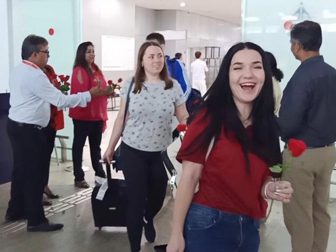 Goa tourism season begins; Russia's first charter plane carrying 218 tourists | गोव्याचा पर्यटन हंगाम सुरु; रशियाचे पहिले चार्टर विमान २१८ पर्यटकांना घेऊन दाखल Goa tourism season begins; Russia's first charter plane carrying 218 tourists | गोव्याचा पर्यटन हंगाम सुरु; रशियाचे पहिले चार्टर विमान २१८ पर्यटकांना घेऊन दाखल