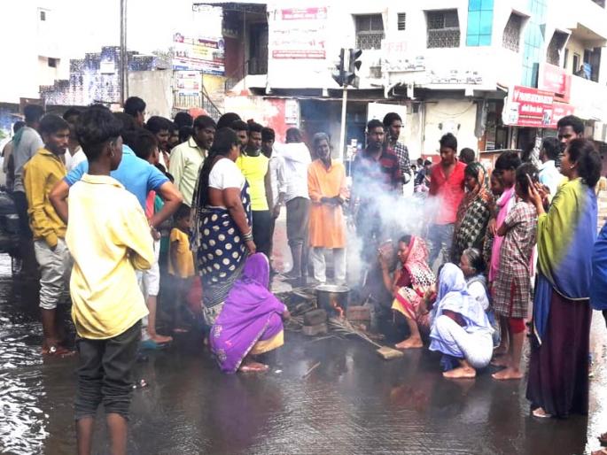 Tea cooked in dirty water, boycotted on the ballot | ...म्हणून 'या' महिलांनी बनवला घाण पाण्याचा चहा; मतदानावर टाकला बहिष्कार