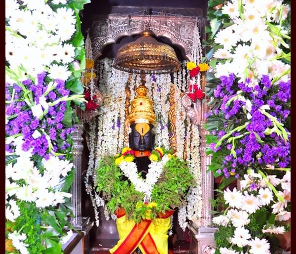 Vasubaras today; The garb of the Vitthal Temple in Pandharpur is decorated with flowers | आज वसुबारस; पंढरपुरातील विठ्ठल मंदीरातील गाभारा फुलांनी सजला Vasubaras today; The garb of the Vitthal Temple in Pandharpur is decorated with flowers | आज वसुबारस; पंढरपुरातील विठ्ठल मंदीरातील गाभारा फुलांनी सजला