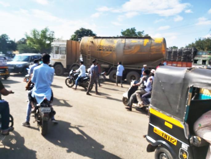 Married woman dies in a truck crash for Diwali | दिवाळीसाठी आलेल्या विवाहित महिलेचा ट्रकच्या धडकेत मृत्यू Married woman dies in a truck crash for Diwali | दिवाळीसाठी आलेल्या विवाहित महिलेचा ट्रकच्या धडकेत मृत्यू