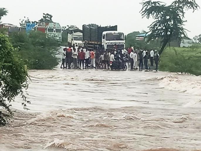 The bridge over the Ghumera bridge collapsed; Mhaswad-Pandharpur traffic closed | घुमेरा ओढ्यावरील पूल खचला; म्हसवड-पंढरपूर मार्गावरील वाहतूक बंद The bridge over the Ghumera bridge collapsed; Mhaswad-Pandharpur traffic closed | घुमेरा ओढ्यावरील पूल खचला; म्हसवड-पंढरपूर मार्गावरील वाहतूक बंद