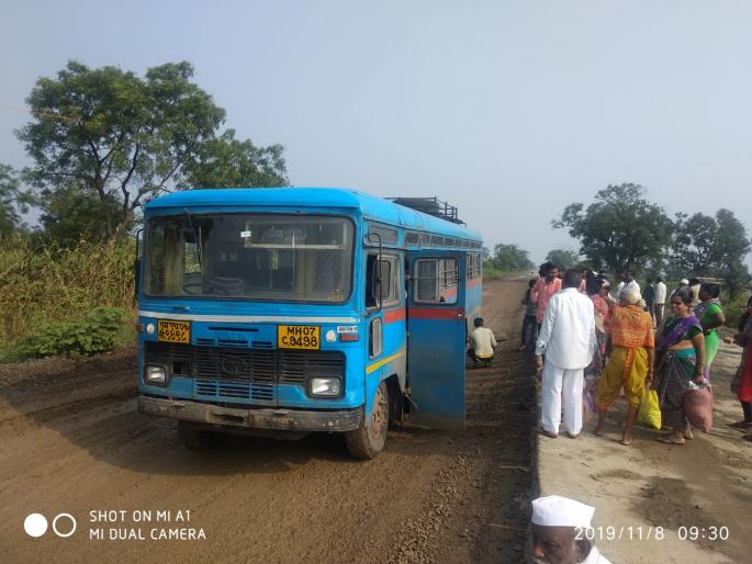 Wheels of a running bus crash: | धावत्या बसचे चाक निखळले:; सुमारे ७० प्रवासी थोडक्यात बचावले