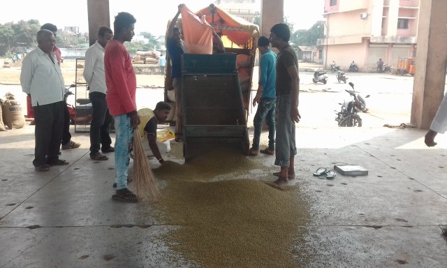 Small farmers will benefit from 'Nafed' shopping center | अल्प शेतकऱ्यांना होणार ‘नाफेड’च्या खरेदी केंद्राचा लाभ Small farmers will benefit from 'Nafed' shopping center | अल्प शेतकऱ्यांना होणार ‘नाफेड’च्या खरेदी केंद्राचा लाभ