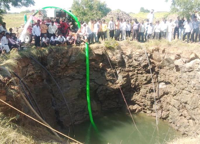Death of father-son drowned in water; Incident in Malwadi village in Karmala taluka | पाण्यात बुडून बाप-लेकाचा मृत्यू; करमाळा तालुक्यातील मलवडी गावातील घटना Death of father-son drowned in water; Incident in Malwadi village in Karmala taluka | पाण्यात बुडून बाप-लेकाचा मृत्यू; करमाळा तालुक्यातील मलवडी गावातील घटना