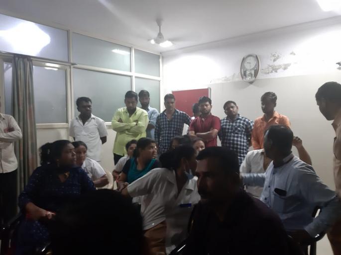 Brother beat up by relatives;strike in Beed civil hospital | रुग्णाच्या नातेवाईकांकडून ब्रदरला मारहाण;बीड जिल्हा रुग्णालयात कर्मचाऱ्यांचे काम बंद आंदोलन Brother beat up by relatives;strike in Beed civil hospital | रुग्णाच्या नातेवाईकांकडून ब्रदरला मारहाण;बीड जिल्हा रुग्णालयात कर्मचाऱ्यांचे काम बंद आंदोलन