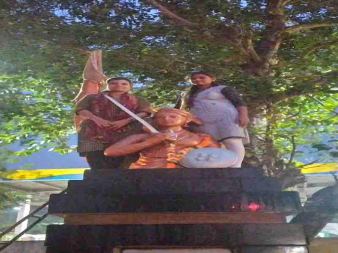 Celebrate the anniversary by cleaning the monument | स्मारकाची स्वच्छता करून जयंती केली साजरी Celebrate the anniversary by cleaning the monument | स्मारकाची स्वच्छता करून जयंती केली साजरी