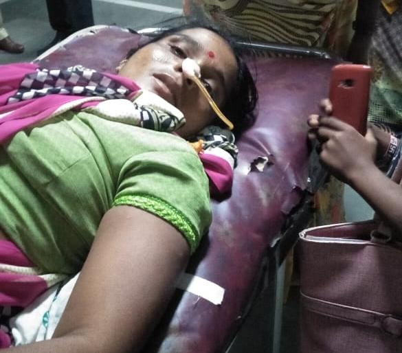 A farmer woman commits suicide after poisoning her at District Collector's office | जिल्हाधिकारी कार्यालयात विषप्राशन करून शेतकरी महिलेने केला आत्महत्येचा प्रयत्न A farmer woman commits suicide after poisoning her at District Collector's office | जिल्हाधिकारी कार्यालयात विषप्राशन करून शेतकरी महिलेने केला आत्महत्येचा प्रयत्न