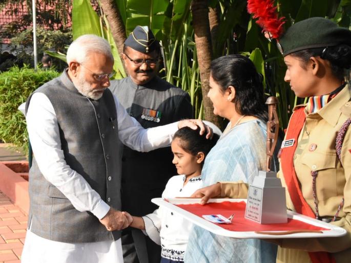 Pandharpur's heroine gets the honor of flagging a soldier's flag to Prime Minister Narendra Modi | पंतप्रधान नरेंद्र मोदींना सैनिक फ्लॅग लावण्याचा पंढरपूरच्या वीरकन्येला मिळाला मान Pandharpur's heroine gets the honor of flagging a soldier's flag to Prime Minister Narendra Modi | पंतप्रधान नरेंद्र मोदींना सैनिक फ्लॅग लावण्याचा पंढरपूरच्या वीरकन्येला मिळाला मान