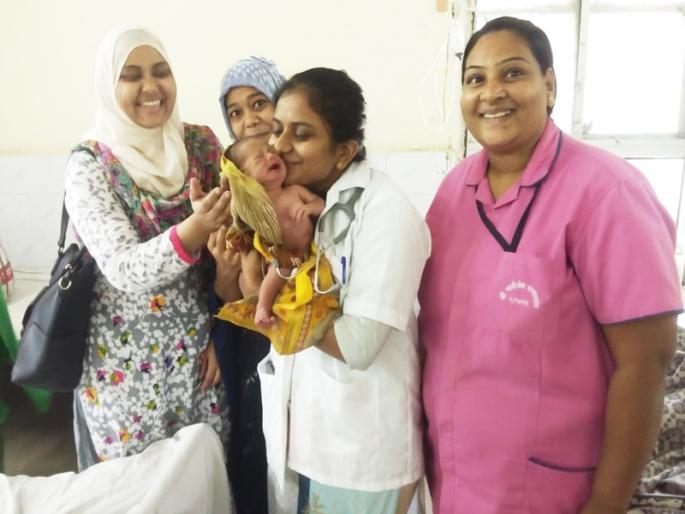 Named 'That' girl who won the death, 'Vijaya' | मृत्यूवर विजय मिळविणाºया ‘त्या’ मुलीचं नाव ठेवलं ‘विजया’ Named 'That' girl who won the death, 'Vijaya' | मृत्यूवर विजय मिळविणाºया ‘त्या’ मुलीचं नाव ठेवलं ‘विजया’