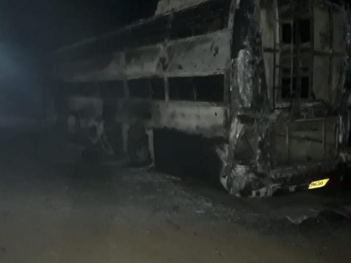 The Burning Bus; Traveling on the Nagar road travel bus burned down, all the passengers are safe | दि बर्निंग बस; नगर रोडवर धावत्या लक्झरी बसला आग,सर्व प्रवासी सुखरूप The Burning Bus; Traveling on the Nagar road travel bus burned down, all the passengers are safe | दि बर्निंग बस; नगर रोडवर धावत्या लक्झरी बसला आग,सर्व प्रवासी सुखरूप