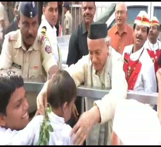 The Governor threw a necklace in the neck and the mother became emotional | राज्यपालांनी चिमुकल्याच्या गळ्यात टाकला हार अन् माता झाली भावूक