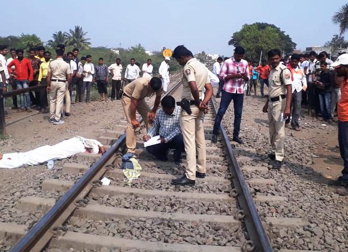 One commits suicide by jumping under the train; Events in Pandharpur | रेल्वेखाली उडी मारून एकाची आत्महत्या; पंढरपुरातील घटना One commits suicide by jumping under the train; Events in Pandharpur | रेल्वेखाली उडी मारून एकाची आत्महत्या; पंढरपुरातील घटना