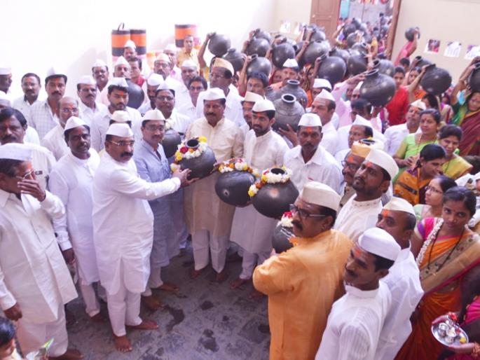 Dipujaan in the potter's bowl; 7 ghagri handed over to the above party by the masters of the potter's daughter | कुंभार वाड्यात दिपपूजन; कुंभार कन्येच्या माहेरांकडून वर पक्षाला ५६ घागरी सुपूर्द Dipujaan in the potter's bowl; 7 ghagri handed over to the above party by the masters of the potter's daughter | कुंभार वाड्यात दिपपूजन; कुंभार कन्येच्या माहेरांकडून वर पक्षाला ५६ घागरी सुपूर्द