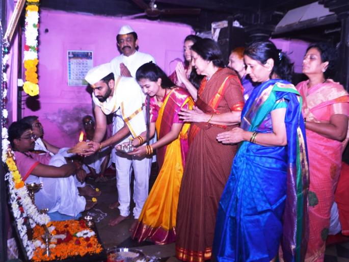 Religious rituals of Siddheshwar Yatra begin with the worship of Yoganda | योगदंडाच्या पूजनाने सिध्देश्वर यात्रेच्या धार्मिक विधीस प्रारंभ Religious rituals of Siddheshwar Yatra begin with the worship of Yoganda | योगदंडाच्या पूजनाने सिध्देश्वर यात्रेच्या धार्मिक विधीस प्रारंभ