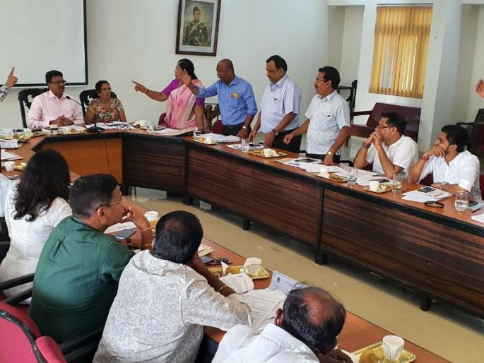 Implementation Pay Parking will be delayed in Panji; Discussion on different topics in municipal meetings | पणजीत पे पार्किंगची अंमलबजावणी लांबणार; महापालिका बैठकीत वेग वेगळ्या विषयांवर चर्चा Implementation Pay Parking will be delayed in Panji; Discussion on different topics in municipal meetings | पणजीत पे पार्किंगची अंमलबजावणी लांबणार; महापालिका बैठकीत वेग वेगळ्या विषयांवर चर्चा