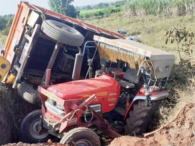 Tractor turnaround with unpaid labor; Nine laborers were seriously injured | ऊसतोड मजूर घेऊन निघालेला ट्रॅक्टर पलटी; नऊ मजूर गंभीर जखमी