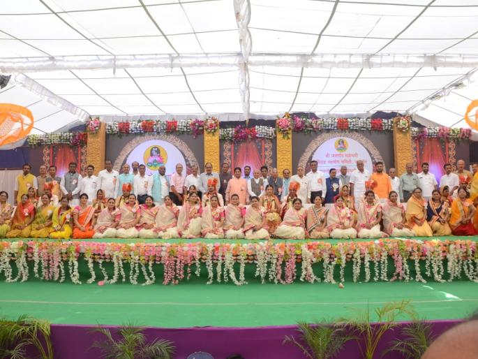 Happy couple of six couples in Maheshwari community | माहेश्वरी समाजातील सहा जोडप्यांचे शुभमंगल Happy couple of six couples in Maheshwari community | माहेश्वरी समाजातील सहा जोडप्यांचे शुभमंगल