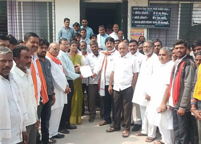 Promise to give new DP in 15 days ; farmers stop agitation | पंधरा दिवसात नवीन डीपी देण्याचे आश्वासन, शेतकऱ्यांचे उपोषण मागे