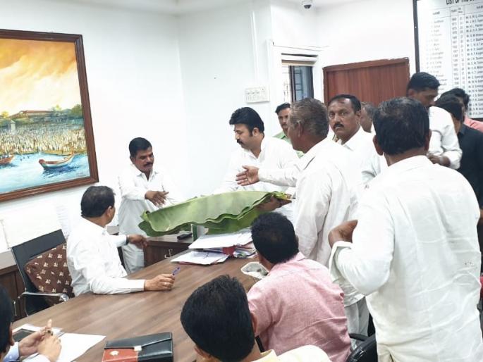 A banana tree was given to the District Collector by the farmer to ensure the seriousness of the pollution. | प्रदूषणाचे गांभीर्य पटवून देण्यासाठी शेतकºयाने दिले जिल्हाधिकाºयांना चक्क केळीचे झाड A banana tree was given to the District Collector by the farmer to ensure the seriousness of the pollution. | प्रदूषणाचे गांभीर्य पटवून देण्यासाठी शेतकºयाने दिले जिल्हाधिकाºयांना चक्क केळीचे झाड