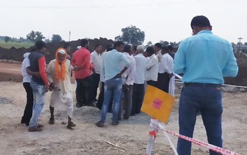 Outbreak of farmers for land compensation; Attempt to burn diesel on a limb | जमिनीच्या मोबदल्यासाठी शेतकºयांचा उद्रेक; अंगावर डिझेल ओतून पेटवून घेण्याचा प्रयत्न Outbreak of farmers for land compensation; Attempt to burn diesel on a limb | जमिनीच्या मोबदल्यासाठी शेतकºयांचा उद्रेक; अंगावर डिझेल ओतून पेटवून घेण्याचा प्रयत्न