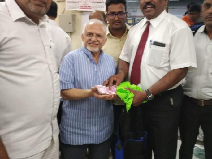 Honesty of railway officials; The forgotten two lakh bags of trains returned to the passenger | रेल्वेच्या अधिकाऱ्यांचा प्रामाणिकपणा; रेल्वेत विसरलेली दोन लाखाची बॅग प्रवाशाला केली परत