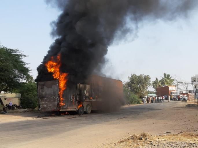 A container carrying a traveler and a suitcase bag caught fire | ट्रॅव्हलर अन् सुटकेस बॅगा घेऊन जाणाºया कंटनेरला लागली आग A container carrying a traveler and a suitcase bag caught fire | ट्रॅव्हलर अन् सुटकेस बॅगा घेऊन जाणाºया कंटनेरला लागली आग