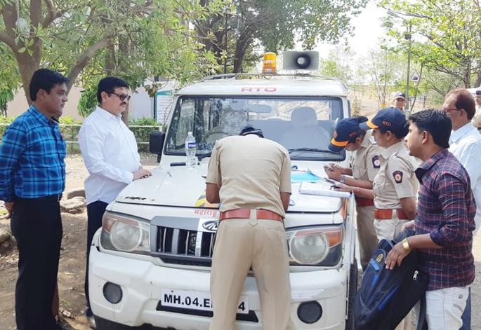 Careful; Two-wheelers do not have access to the RTO office without a helmet | सावधान; हेल्मेटशिवाय आरटीओ कार्यालयात दुचाकीस्वारांना प्रवेश नाही Careful; Two-wheelers do not have access to the RTO office without a helmet | सावधान; हेल्मेटशिवाय आरटीओ कार्यालयात दुचाकीस्वारांना प्रवेश नाही