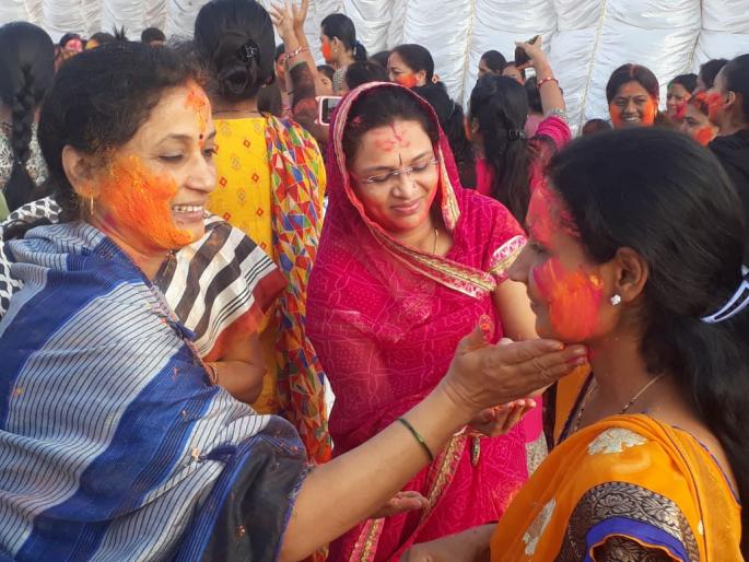 Corona Aiichi's toes ... g! Pandharpurkar says color blush ... | कोरोना अाईची टां...ग.! म्हणत पंढरपूरकरांनी केली रंगाची उधळण... Corona Aiichi's toes ... g! Pandharpurkar says color blush ... | कोरोना अाईची टां...ग.! म्हणत पंढरपूरकरांनी केली रंगाची उधळण...