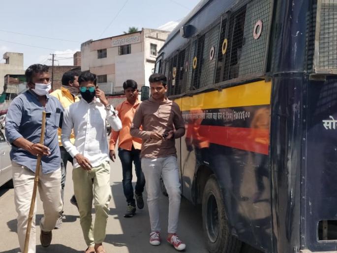 Offer of police to the vehicle holders without any reason in Solapur | coronavirus; सोलापुरात विनाकारण फिरणाºया वाहनधारकांना पोलीसांचा प्रसाद