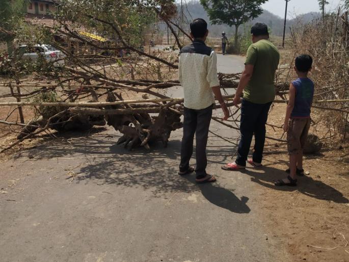 coronavirus: Close the village roads made by casting ovals to prevent corona outbreak | coronavirus : कोरोनाचा प्रादुर्भाव टाळण्यासाठी ओंडके टाकून केले गावातील रस्ते बंद coronavirus: Close the village roads made by casting ovals to prevent corona outbreak | coronavirus : कोरोनाचा प्रादुर्भाव टाळण्यासाठी ओंडके टाकून केले गावातील रस्ते बंद