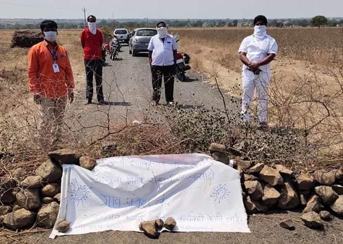 coronavirus: not the townspeople but the villagers took it seriously; In order to prevent the crisis, the villagers closed the village | coronavirus : शहरवासीयांनी नाही पण ग्रामस्थांनी गांभीर्याने घेतले; संकट टाळण्यासाठी आवरगावकरांनी गाव सीमाबंद केले