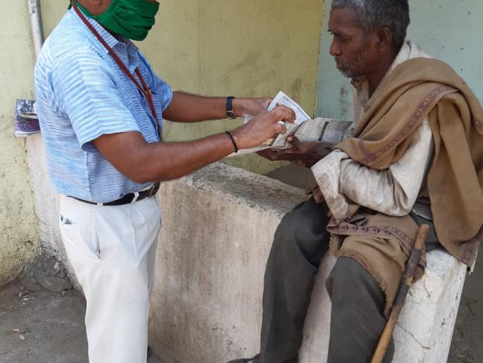 coronavirus: preserving humanity in times of crisis; food arrangements made by Manavlok people on the road | coronavirus : संकटकाळात माणुसकीची जोपासना; रस्त्यावरील मनोरुग्णांची मानवलोकने केली भोजनाची व्यवस्था coronavirus: preserving humanity in times of crisis; food arrangements made by Manavlok people on the road | coronavirus : संकटकाळात माणुसकीची जोपासना; रस्त्यावरील मनोरुग्णांची मानवलोकने केली भोजनाची व्यवस्था