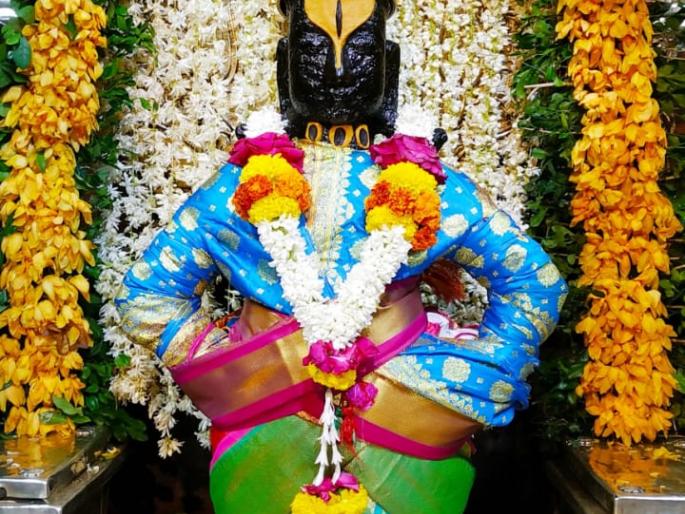 Vitthal Temple decorated with gold chaff for Gudi Padwa ... | गुढीपाडव्यानिमित्त सोनचांफाने सजले विठ्ठल मंदिर... Vitthal Temple decorated with gold chaff for Gudi Padwa ... | गुढीपाडव्यानिमित्त सोनचांफाने सजले विठ्ठल मंदिर...