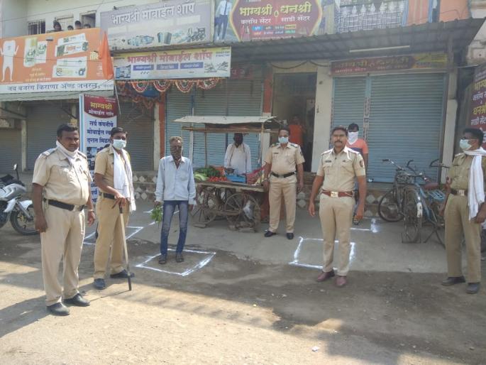 Coronavirus : Distance of three feet, marking police in front of grocery, medical shops: measures to prevent rush | coronavirus : गर्दी टाळण्यासाठी किराणा, मेडिकल दुकानासमोर पोलीस करतायत मार्किंग