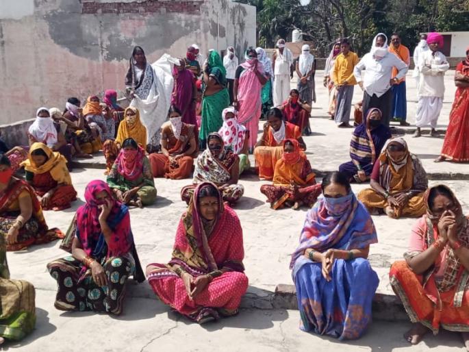 coronavirus: Parali devotees call from Uttar Pradesh to return home; 90 devotees get stuck in Vrindavan | coronavirus : घरी परतण्यासाठी परळीच्या भाविकांची उत्तरप्रदेशातून आर्त हाक; वृंदावनमध्ये अडकलेत ९० भाविक coronavirus: Parali devotees call from Uttar Pradesh to return home; 90 devotees get stuck in Vrindavan | coronavirus : घरी परतण्यासाठी परळीच्या भाविकांची उत्तरप्रदेशातून आर्त हाक; वृंदावनमध्ये अडकलेत ९० भाविक