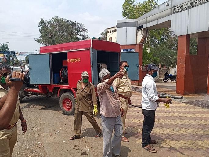 Spraying the drug with fire bombs in the city | नगरमध्ये अग्निशमन बंबाव्दारे औषध फवारणी Spraying the drug with fire bombs in the city | नगरमध्ये अग्निशमन बंबाव्दारे औषध फवारणी