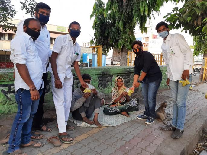 Corona In Latur: The appearance of humanity in the shadow of Corona; Social organizations provide food for the hungry | Corona In Latur : कोरोनाच्या सावटातही माणुसकीचे दर्शन; सामाजिक संस्था देत आहेत भुकेल्यांना भोजन Corona In Latur: The appearance of humanity in the shadow of Corona; Social organizations provide food for the hungry | Corona In Latur : कोरोनाच्या सावटातही माणुसकीचे दर्शन; सामाजिक संस्था देत आहेत भुकेल्यांना भोजन
