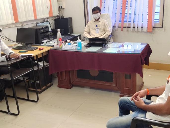 CoronaVirua In Latur: Meetings in government offices like Social Distance in Latur | CoronaVirua In Latur : लातुरात सोशल डिस्टन्स प्रमाणे शासकीय कार्यालयांत बैठक व्यवस्था CoronaVirua In Latur: Meetings in government offices like Social Distance in Latur | CoronaVirua In Latur : लातुरात सोशल डिस्टन्स प्रमाणे शासकीय कार्यालयांत बैठक व्यवस्था