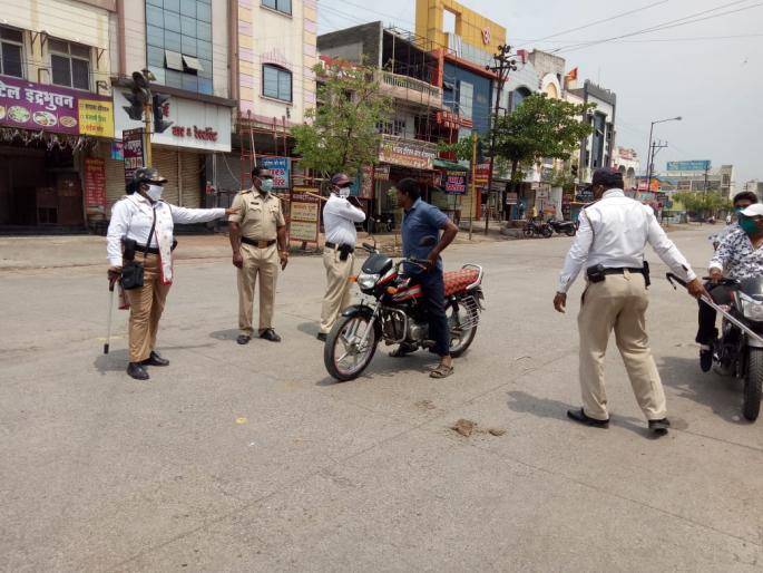 Corona Virus In Jalana: Citizens return after being hit; Police action against people without work | Corona Virus In Jalana : फटके खाल्यानंतरच घरी परतले; जालन्यात विनाकारण फिरणाऱ्यांवर पोलिसांची कारवाई