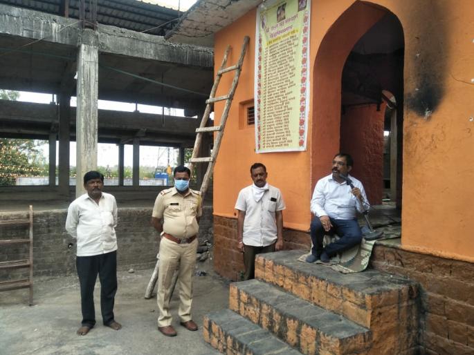 Corona In Nanded: Stay home, stay safe; Appeal of administration in Mudkhed through temple courtyards | Corona In Nanded : घरात रहा, सुरक्षित रहा; मुदखेडमध्ये प्रशासनाचे मंदिराच्या भोंग्यांद्वारे आवाहन Corona In Nanded: Stay home, stay safe; Appeal of administration in Mudkhed through temple courtyards | Corona In Nanded : घरात रहा, सुरक्षित रहा; मुदखेडमध्ये प्रशासनाचे मंदिराच्या भोंग्यांद्वारे आवाहन