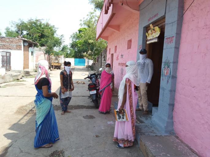 Corona In Latur: without mask and sanitizer; Surveillance staff are work without any protection in Latur district | Corona In Latur : ना मास्क ना सॅनिटायझर ; लातूर जिल्ह्यात सर्वेक्षणाचे काम करणाऱ्या कर्मचाऱ्यांची सुरक्षा वाऱ्यावर Corona In Latur: without mask and sanitizer; Surveillance staff are work without any protection in Latur district | Corona In Latur : ना मास्क ना सॅनिटायझर ; लातूर जिल्ह्यात सर्वेक्षणाचे काम करणाऱ्या कर्मचाऱ्यांची सुरक्षा वाऱ्यावर