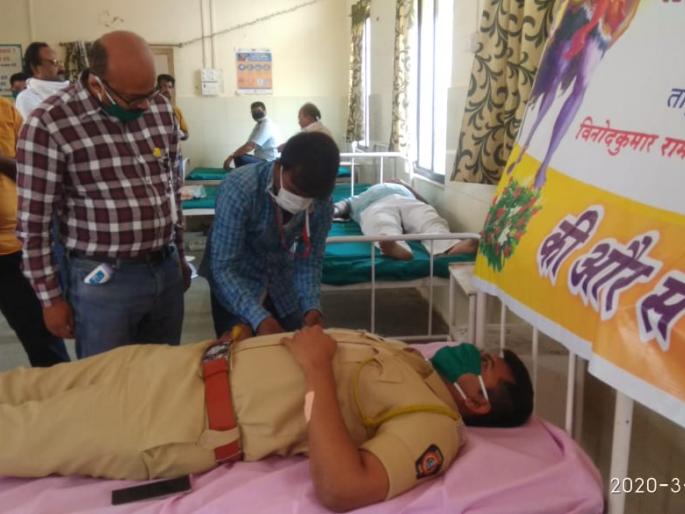 Corona In Beed: humanity awakens even in a corona's panic; 200 people donated blood in Majalgaon | Corona In Beed : कोरोनाच्या दहशतीमध्येही समाजभान जागे; माजलगावात 200 जणांनी केले रक्तदान Corona In Beed: humanity awakens even in a corona's panic; 200 people donated blood in Majalgaon | Corona In Beed : कोरोनाच्या दहशतीमध्येही समाजभान जागे; माजलगावात 200 जणांनी केले रक्तदान