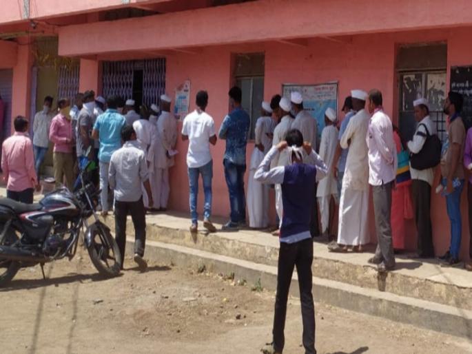 Life-threatening risk for a discount of Rs. 50 thousand ; Queue at the district bank to pay the crop loan | ५० हजारांच्या सवलतीसाठी जीवघेणा धोका ; पिक कर्ज भरण्यासाठी जिल्हा बॅकेत रांगा Life-threatening risk for a discount of Rs. 50 thousand ; Queue at the district bank to pay the crop loan | ५० हजारांच्या सवलतीसाठी जीवघेणा धोका ; पिक कर्ज भरण्यासाठी जिल्हा बॅकेत रांगा