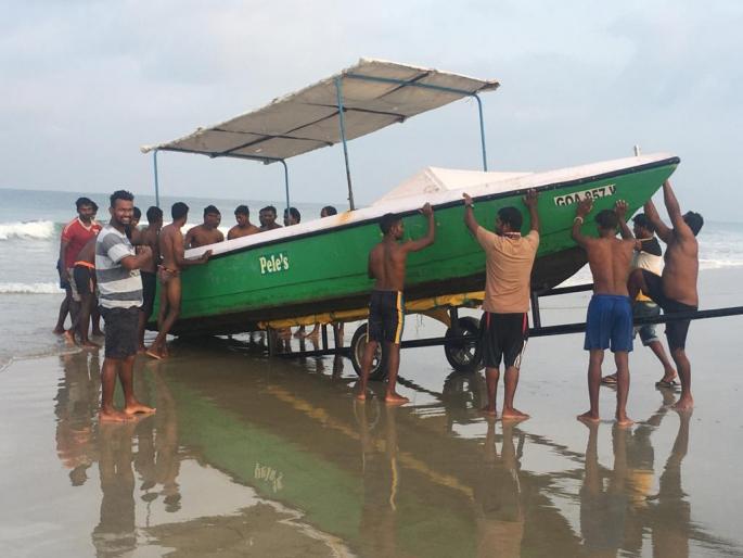 Coronavirus Tourism industry started dismenting shacks SSS | Coronavirus : कोलवा बाणावलीत समुद्र किनाऱ्यावरील शेक्स गुंडाळले Coronavirus Tourism industry started dismenting shacks SSS | Coronavirus : कोलवा बाणावलीत समुद्र किनाऱ्यावरील शेक्स गुंडाळले